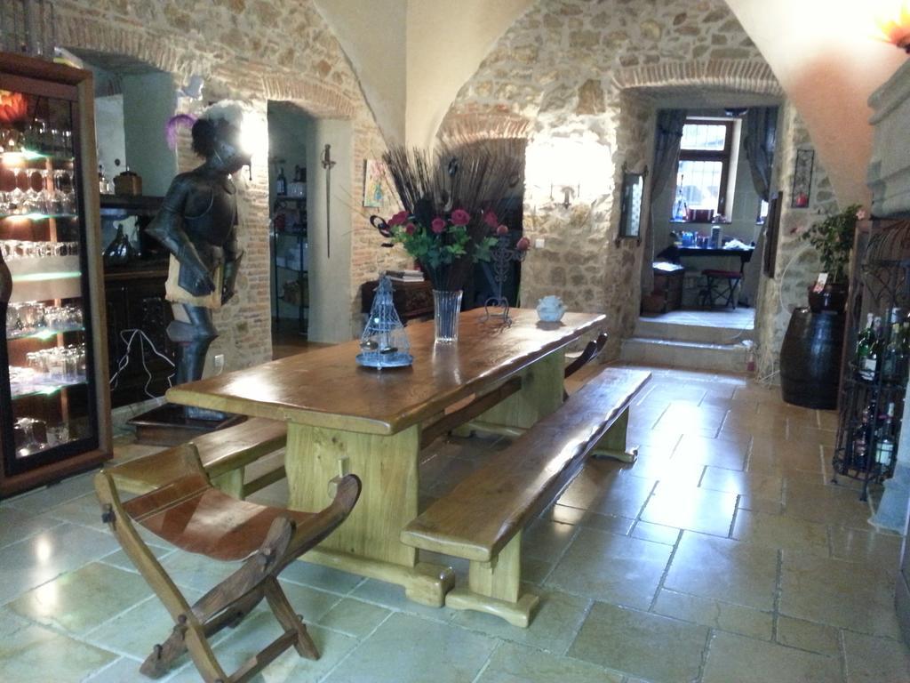 Chateau Des Aiguilles Saint-Rémy-de-Chargnat Exteriör bild