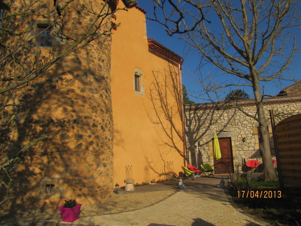 Chateau Des Aiguilles Saint-Rémy-de-Chargnat Exteriör bild