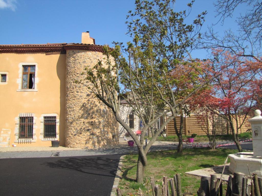 Chateau Des Aiguilles Saint-Rémy-de-Chargnat Exteriör bild